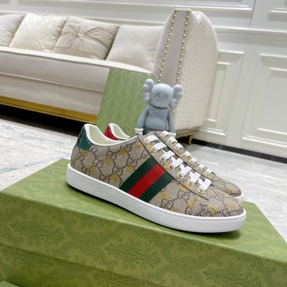 Gucci Beige Sneakers with Red and Green Stripes - Picture 1 of 9